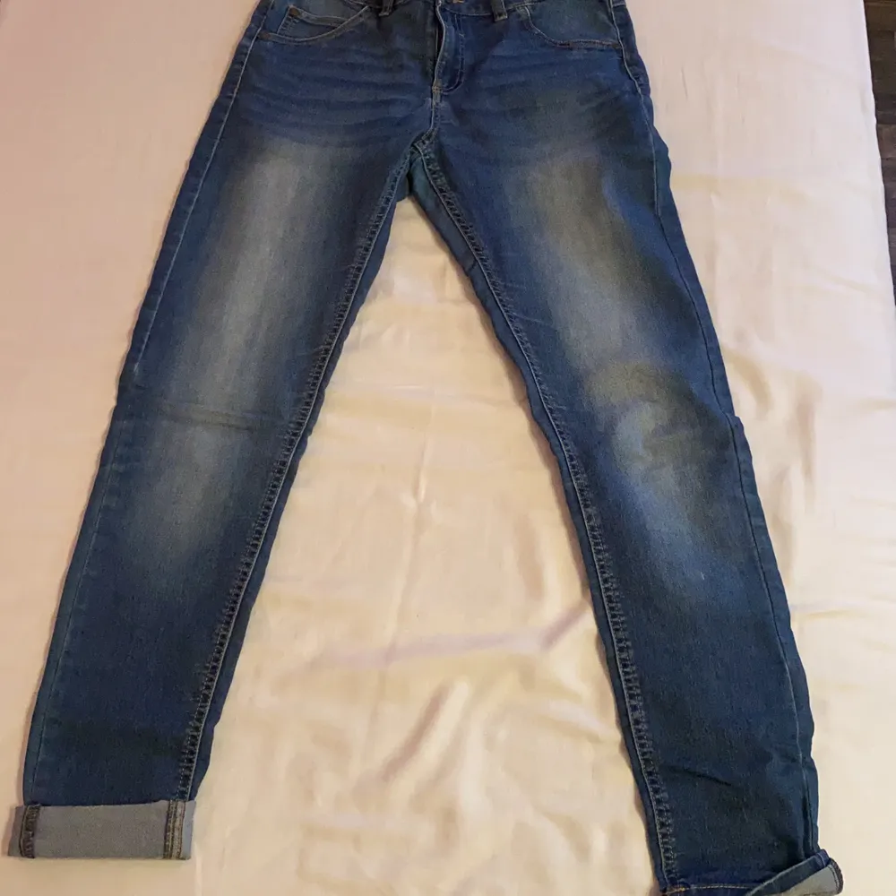 Fina blåa jeans som formar sig efter kroppen riktigt fint. Finns remsor på insidan för att justera midjan utefter din bekvämlighet. Kan levereras, ni står för leveranskostnaden. Priset kan diskuteras.. Jeans & Byxor.