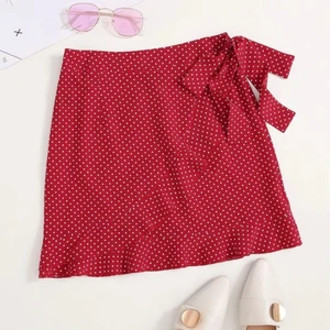 Helt ny snygg kjol! - Storlek Xl men passar S-L. Ganska liten i storleken men sååå fin😍 Helt oanvänd!