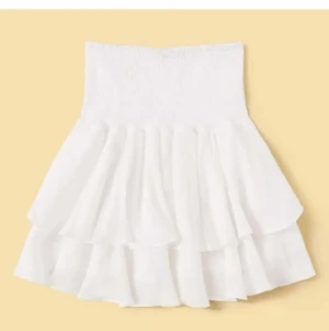 Vit kjol  - Säljer min jätte fina vita kjol, aldrig använd endast provad. Säljer för att den inte passade mig som jag ville tyvärr:( har även en till i svart som jag säljer.  tar Swish, står inte för postens slarv😉💗 