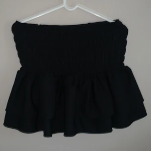 Super söt och trendig kjol - Säljer denna super fina och trendiga kjolen i storlek L då jag tyvärr inte hittar något användningsområde för den i min stil. Den har aldrig burits utan endast testad. Kjolen är i en storlek L men då Zaras storlekar tenderar att vara lite mindre så skulle jag säga att den är mer som en M/L i storleken. Vid intresse eller frågor så är det bara att skriva så svarar jag💕 köparen står för frakten💕