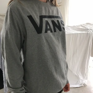 Vans Tröja  - Säljer denna sweatshirt från vans. Tröjan är i bra skick och är använd få gånger. Kontakta mig vid intresse. 