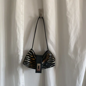 Väska - Super söt liten axelväska. Perfekt storlek⭐️⭐️