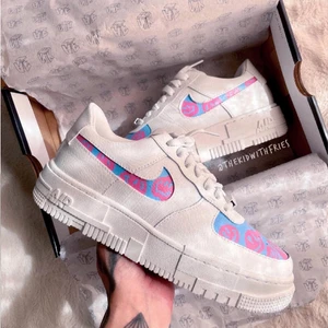 customized nike air force 1 pixel - nu finns dessa sjuka customized nike air force 1 pixel att beställa i modellen BAD BATCH SMILEYS på @thekidwithfries på instagram där ni kan lägga beställningar på valfri storlek, färg & modell. där hittar ni även fler skor & designs & kan ställa frågor 🍟