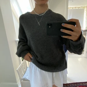 Zara tröja - En superfin stickad tröja från zara, använd Max 2 ggr så i nyskick! Så mjuk, typ den skönaste tröjan jag ägt! Perfekt att ha på sommarkvällar!