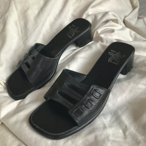 Vintage sndaletter/sandaler - Superfina sandaler med fyrkantig tå och en liten klack. Passar till uppklätt och till vardags! Undersidan är lite sliten, kan skicka bild vid önskan💞