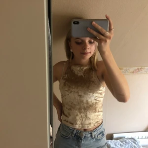 Guldfärgad Somrig topp - Somrig och bekväm tröja ifrån Hollister i storlek XS. Inköpt för ca. 3/4 år sedan, andvänd sparsamt och är i fint skick. Priset går att diskuteras, köparen står för frakten! Har du några frågor? Så är det bara att skriva till mig här.💕