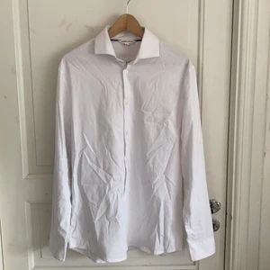 Vit skjorta - Vit skjorta som jag köpt från Lager 157. Använd en gång, väldigt bra skick. Nästan inte alls genomskinlig