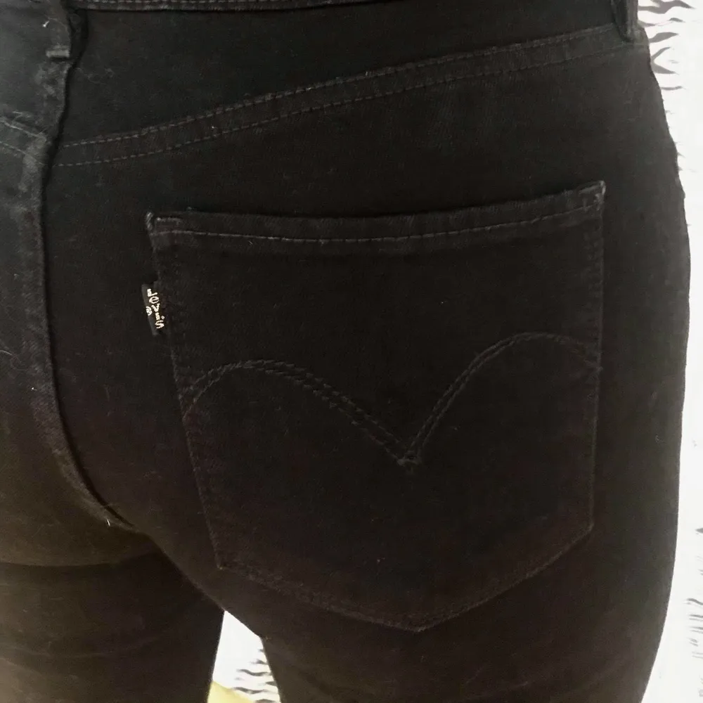 Svarta Levi’s jeans med stretch! Supersköna, knappt använda och avklippta nertill (se sista bilden). Storlek: W31 L32. Pris: 300 kr (+frakt).  Finns i centrala Malmö. Kan skickas. . Jeans & Byxor.