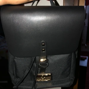 Gaston Luga - Säljer en oanvänd fin miniryggsäck Clässy mini med extra flap top och passfodral från Gaston Luga. Ge mig bud. Köpt för 899kr