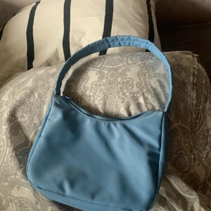 Blå väska  - Säljer denna blåa väskan för 39kr har köpt den på ginatricot💓 väldigt bra kvalite☺️