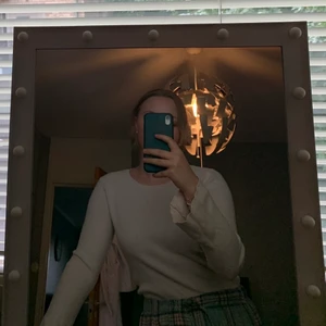 Beige finstickad tröja - En söt, beige finstickad tröja ifrån bikbok i strl S/M