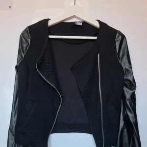 Väldigt snygg jacka - Snygga jacka, skinnarmar resten bomull. Passar med allt. Leverans ingår ej.