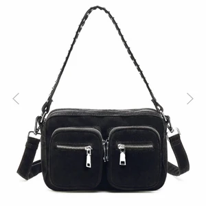 Noella väska  - Säljer denna superfina noellaväska, använt ett tag men inga skador eller slitningar. Medkommer extra axelrem som ni ser på 3:e bilden. 