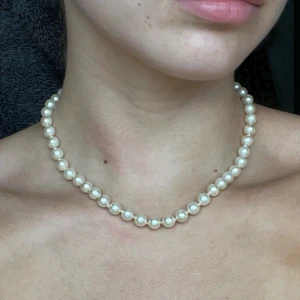 Pärlhalsband  - Mitt favorit pärlhalsband men fått ett nytt så väljer att sälja det här!!! Så fint och sitter bra🥰🥰 fint gammalt halsband! Där av priset