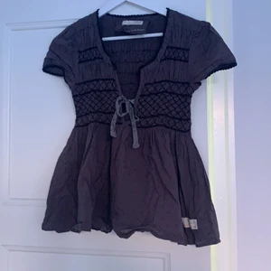 Grå blus Odd Molly - Grå blus från Odd Molly. Storlek 1 motsvarar stl XS eller S. Jätte fin knytblus. 