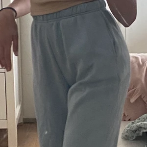 Babyblå mjukisbyxor - Babyblå mjukisbyxor ifrån gina, strl xs använd fåtal ggr säljer för 100+frakt💗
