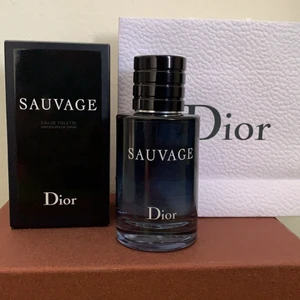 DIOR SAUVAGE PARFUM 60ml  - Säljer den kända Sauvage DIOR parfymen 60ml (EAU DE TOILETTE) köpte den för 750kr från Ålhlens. Det är ungefär 75% kvar av parfymen så priset är 499kr. Kommer tyvärr inte sänkta mer och köparen står för frakten. Kan mötas i Stockholm🥰