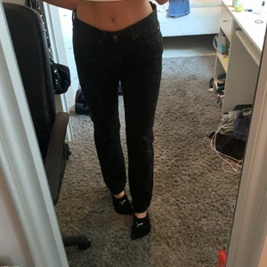 Byxor från Ralph lauren  - Säljer ett par byxor från Ralph Lauren är i storlek xs till m skulle jag säga. Jag är 169. Och varför jag säljer är för jag inte känner mig bekväm i lågmidjade. Har du frågor skriv till mig så svarar jag så fort jag kan!😊