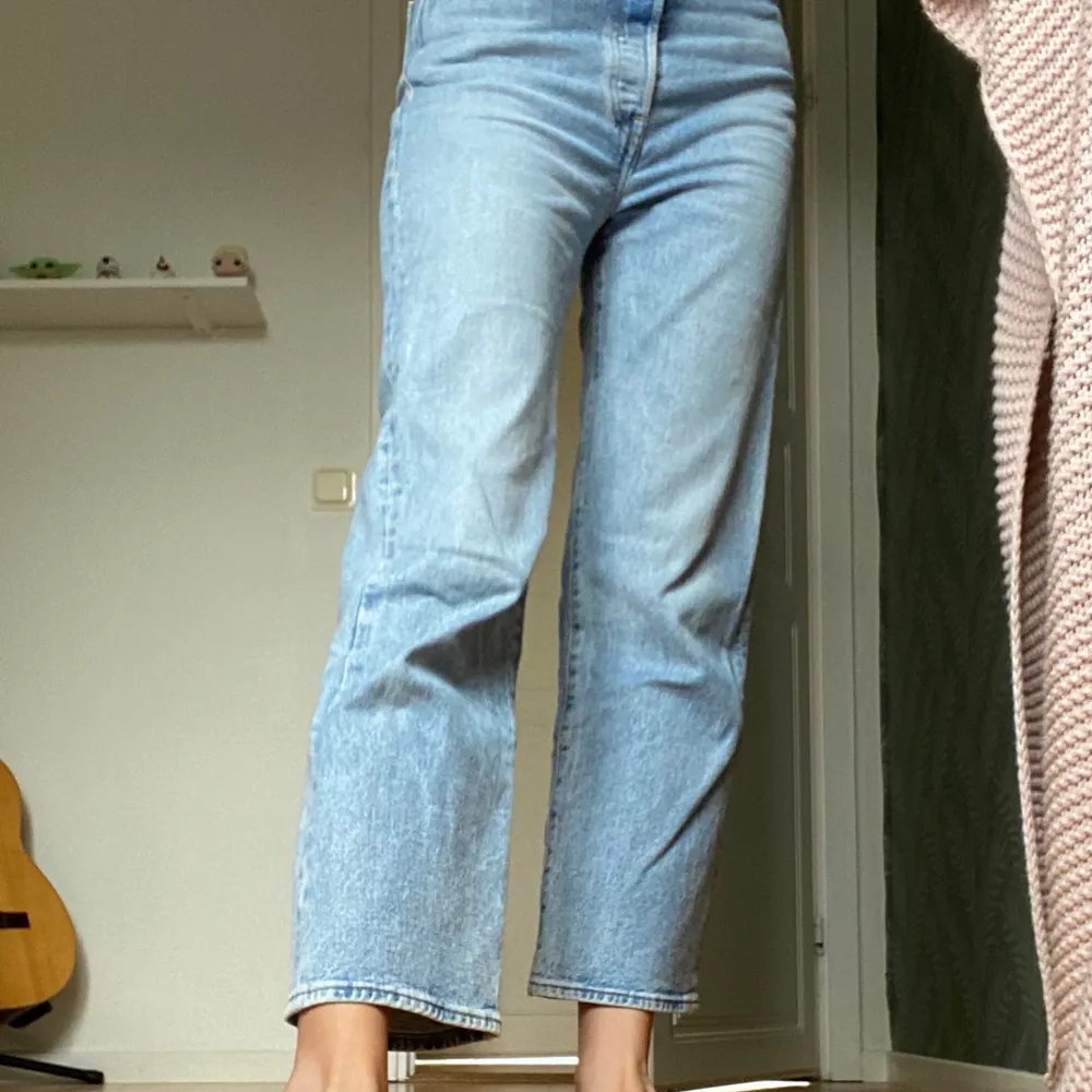 Riktigt snygga jeans från Levi’s i modellen ribcage straight och storlek 26. Säljer eftersom de är för stora på mig som brukar ha storlek 25 i midja. De är även lite för korta för mig som är 173. Nypris: 1 195 kr . Jeans & Byxor.