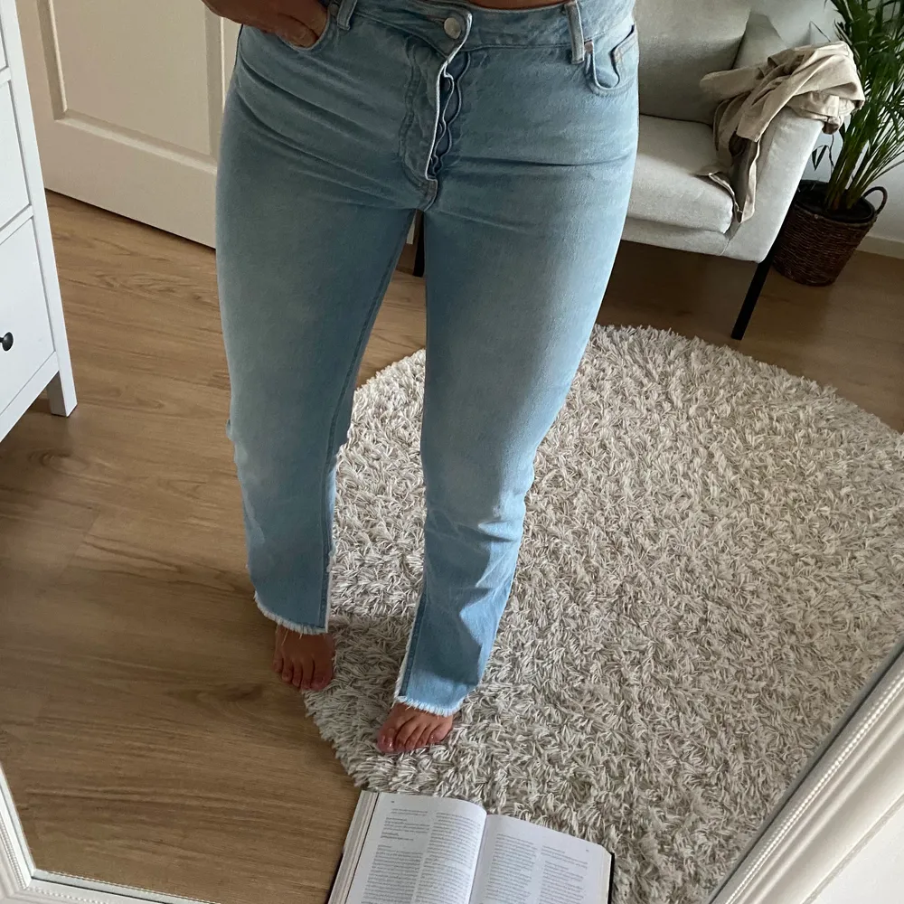 Säljer dessa sjukt snygga jeans från Hanna schönbergs kollektion med nakd, storlek 40, skulle säga att de passar en 38 oxå. Jeans & Byxor.
