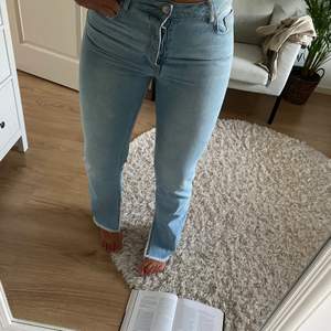 Säljer dessa sjukt snygga jeans från Hanna schönbergs kollektion med nakd, storlek 40, skulle säga att de passar en 38 oxå
