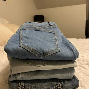 3 par mom/boyfriend jeans i storlek 36/38 och 1 par skinny jeans i storlek S.  Du kan välja mellan att få med spårbar frakt eller utan spårbart! 