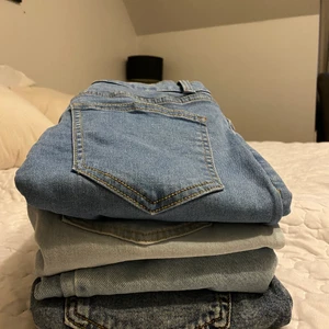 4 par jeans - 3 par mom/boyfriend jeans i storlek 36/38 och 1 par skinny jeans i storlek S.  Du kan välja mellan att få med spårbar frakt eller utan spårbart! 