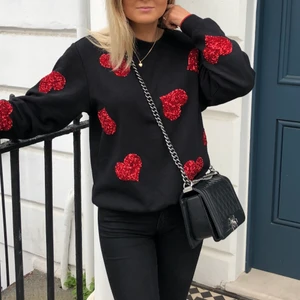 Hjärttröja från & Other Stories  - !!Lägger upp igen pga oseriös köpare!!                  Jättefin tröja med röda hjärtan i paljetter på. Köpt på & Other Stories. Superfint skick. Storlek 34 men lite stor i storleken. 