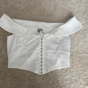Oanvänd topp från asos😍 - Säljer en vit festtopp från asos, storlek 38😍 toppen är oanvänd