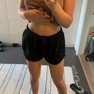Isabella - Snygga sammets shorts i storlek M (40/42) men fins snören så att de passar alla och är stretchiga! Svin sköna! 