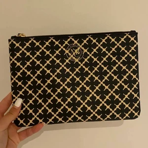 MARLENE BIRGER CLUTCH - Marlene Birger Clutch! Aldrig använd🥰 Nypris 900kr. Lägger upp igen då förra köparen var oseriös, ville köpa men ångrade sig sen.