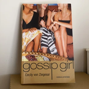 GOSSIP GIRL - Gossip girl pocket på svenska. I bra skick🎀 Säljer för 5+29kr med frakt. 