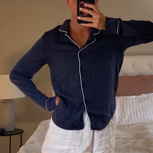 Pyjamaströja - en pyjamaströja som även funkar som blus från MOSS copenhagen