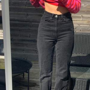 Superfina jeans från Weekday i modellen Rowe! Passar perfekt på mig som är typ 162:) 