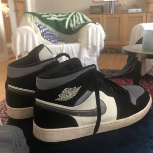 Nike air Jordan 1 mid satin grey - Nike air Jordan 1 mid satin grey storlek 46, köpt på Zalando för 1500kr condition 7/10