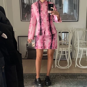 Rosa zebra set - svincoolt rosa zebra ser köpt secondhand men aldrig själv aldrig använt! Jacka med matchande kjol. Passar mig som har s men tror även de skulle passa på m! 