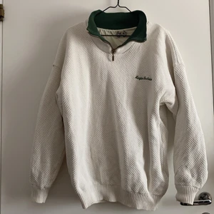 Tröja  - Tröja med fordring som är vindtåligt och håller värmen. Rätt liten i storleken, passar mer som en M skulle jag säga 