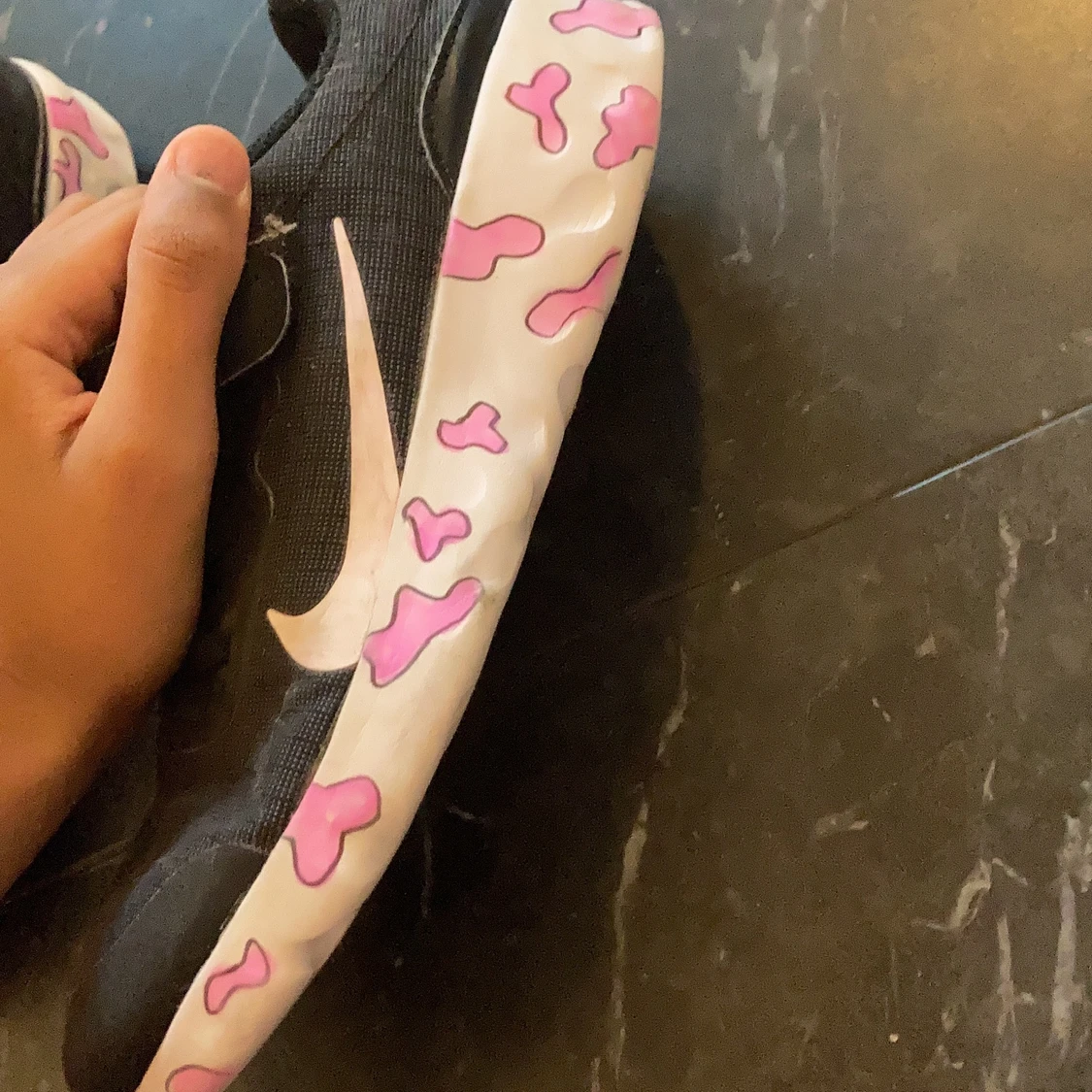 Ett par Nike skor med ko mönster  - 91
