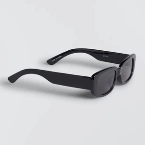 Solglasögon  - Säljer dessa jättefina solglasögon, köptes för 100kr men säljer ändade för 40 plus frakt på 24kr😍