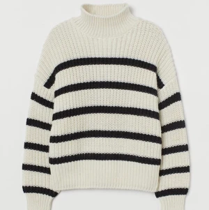 Randig tröja Hm  - Hm randig tröja, helt slutsåld, med lappar kvar. Kan tänkas sälja den vid bra bud ☺️ 