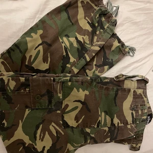 Militärbyxor/cargo - Använda men bra skick, dessa byxor passar mig (170cm) och jag har storlek 36/38 i jeans. Säljer eftersom jag inte använder dom längre. 