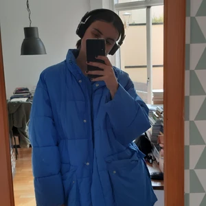 Weekday blå puffer jacka  - Weekday blå puffer jacka. Storlek: xs, men stor model. Knappt använd