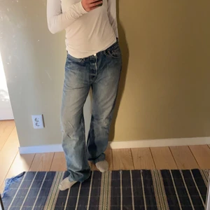 Levis jeans low rise - Lågmidjade jeans i något urtvättad blå wash. Köpta secondhand men säljer nu då de är för stora för mig i midjan. Uppskattar att de passar för dig som har 28-30 i midjan då jag har 27. Perfekt i längd för mig som har 32 i längd på levi’s och weekdays jeans. Frakt ingår ej! Uppskattad fraktkostnad är mellan 60-90kr