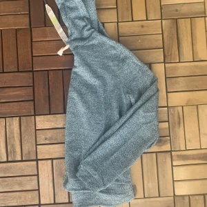 glittrig hoodie - Jättesöt glittrig hoodie från hm divided. Storlek s (frakt kostar 66)