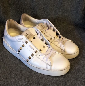 Valentino skor storlek  - Tja! Säljer dessa fräsha Valentino skorna åt min syster som inte använder dom längre. Dom är i väldigt bra skick och inte slitna någonstans. Dom är köptes från butik på slutet av sommarlovet och har inte använts många gånger alls. Nypris på skorna är 7000 kronor.