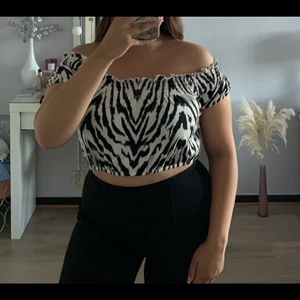 Topp - Otroligt fin zebra mönstrad topp från Gina tricot. Aldrig använd💗