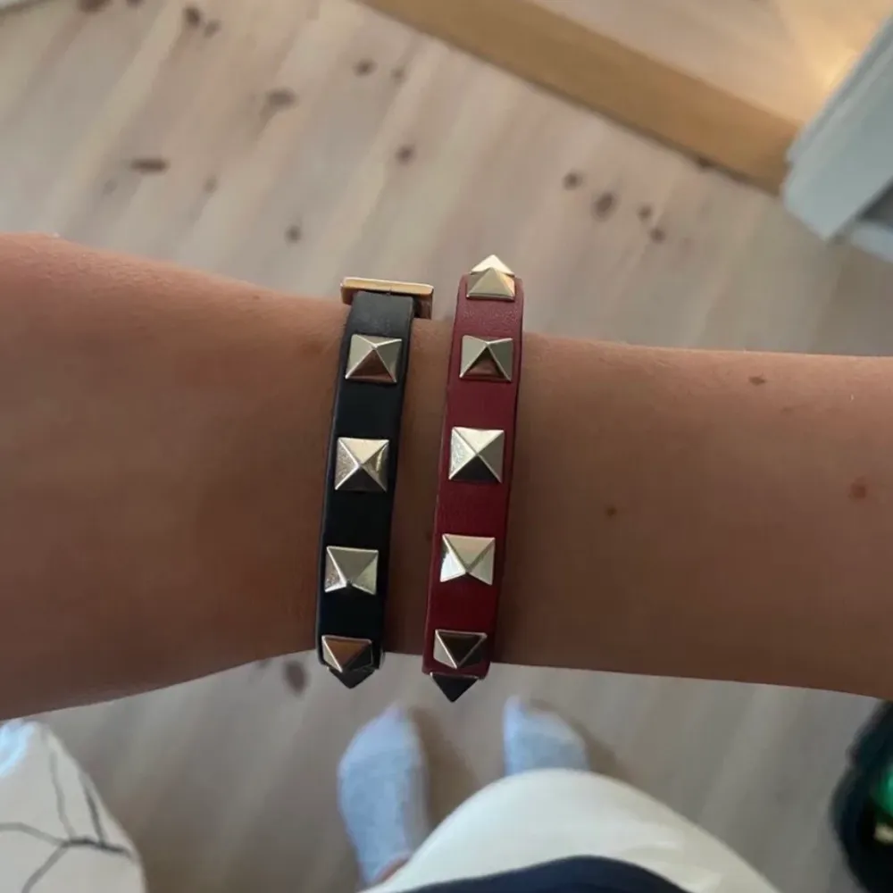 säljer mitt svarta valentino armband eftersom de inte kommer till använing då jag har fler, kvitto box och tygpåse finns. Accessoarer.