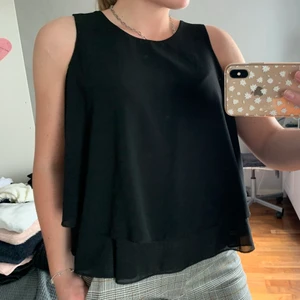 Blus - Söt nästan helt oanvänd blus Stl: S Frakt: 66kr (spårbar) om inget annat önskas