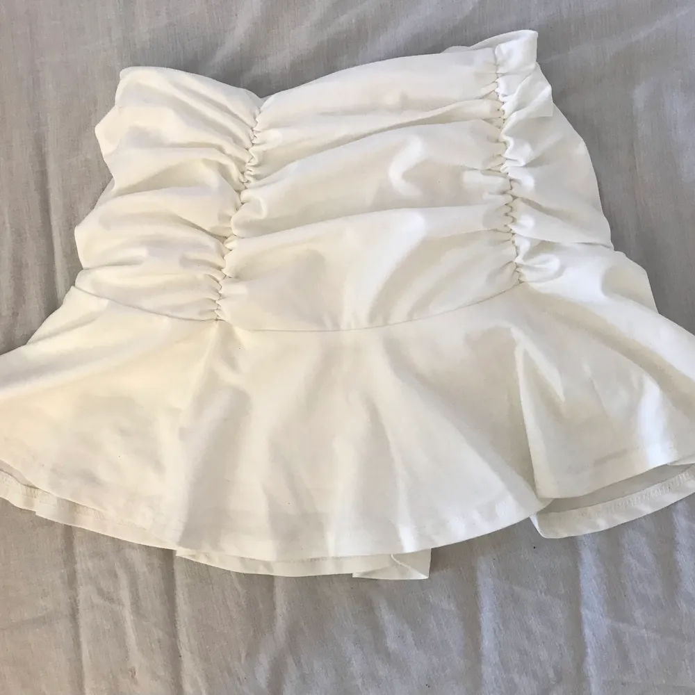 jättefin vit kjol som tyvärr var för stor på mig :( därför är den helt oanvänd. Pm:a om du är intresserad 💕💕. Kjolar.