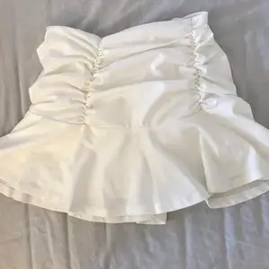 jättefin vit kjol som tyvärr var för stor på mig :( därför är den helt oanvänd. Pm:a om du är intresserad 💕💕
